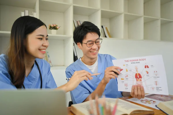 Двоє Веселих Студентів Медиків Читають Книги Готуючись Університетських Іспитів Бібліотеці — стокове фото