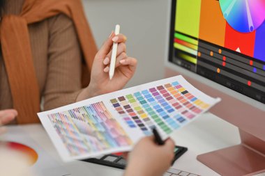 Tasarımcı ekibinin ofiste yeni bir başlangıç projesi üzerinde çalışırken çekilmiş görüntüleri. Tasarım, yenilikler ve medya kavramı.