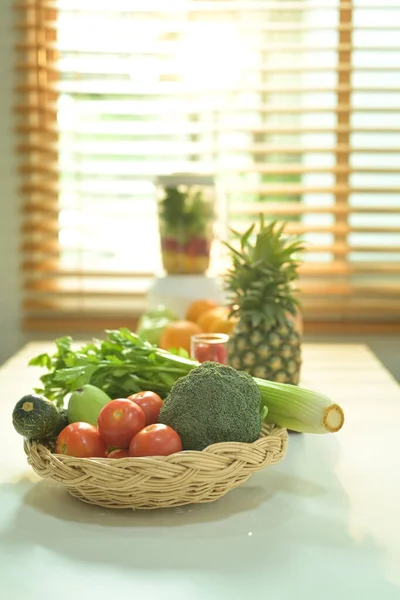 Verschiedene Früchte Weidenkorb Mit Mixer Auf Dem Hintergrund Gesunde Ernährung — Stockfoto