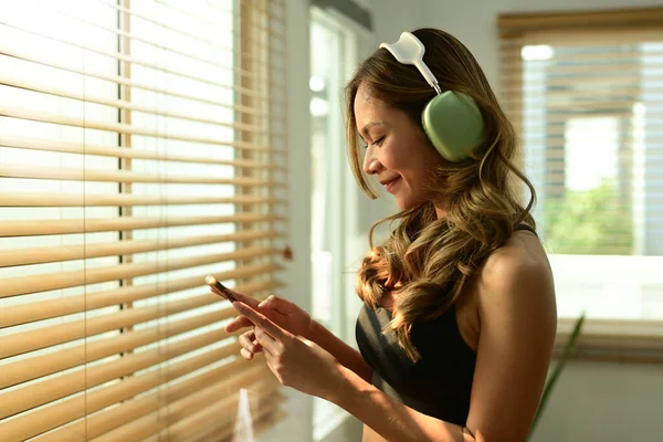 Mulher Desportiva Fone Ouvido Usando Smartphone Descansando Depois Trabalhar Casa — Fotografia de Stock