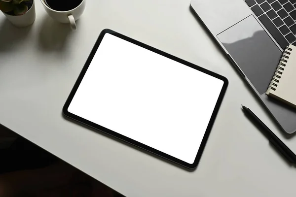 디지털 태블릿 노트북 컴퓨터가 메시지의 — 스톡 사진