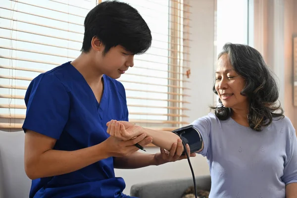 帰宅中の血圧測定を行う保健従事者 在宅医療サービス — ストック写真