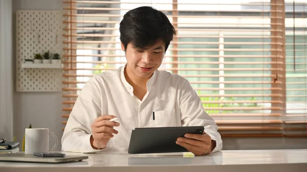 Handsome Asian 사업가 온라인 마케팅 사무실에 책상에서 디지털 태블릿을 — 스톡 사진
