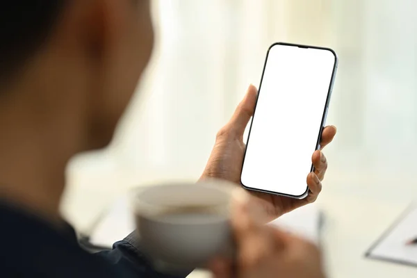 Mężczyzna Trzyma Smartfon Pustym Ekranem Wiadomości Sms Reklamy Przez Ramię — Zdjęcie stockowe