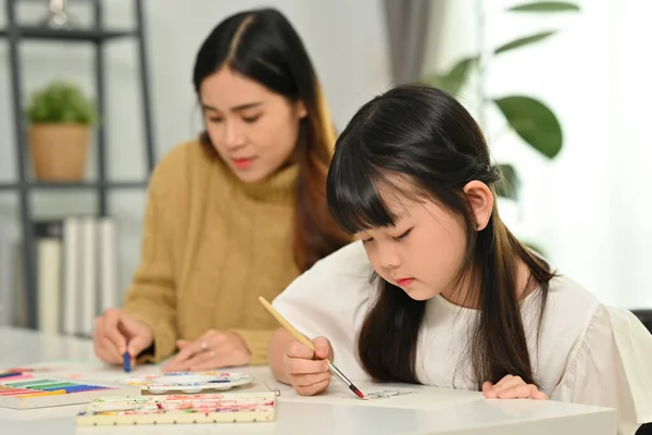 Sevimli Küçük Liseli Kız Ödevi Yapıyor Evde Mutlu Annesiyle Resim — Stok fotoğraf