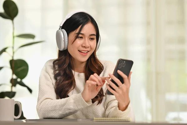 Szczęśliwa Milenijna Kobieta Nosząca Nowoczesne Słuchawki Bezprzewodowe Korzystająca Smartfona Ludzie — Zdjęcie stockowe