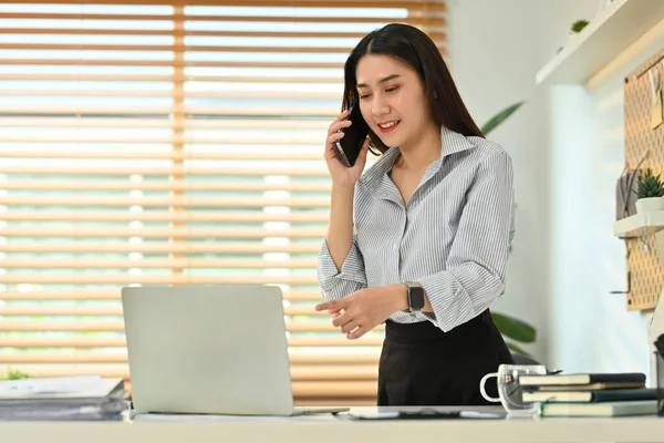 Asiática Conselheiro Investimento Sexo Feminino Ter Telefone Conversa Cliente Consultoria — Fotografia de Stock