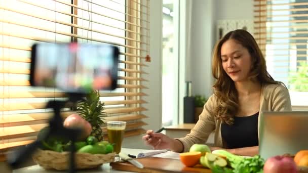 식사와 올바른 영양의 아름다운 영양학자가 다이어트 조언을 스마트폰으로 비디오 블로그를 — 비디오