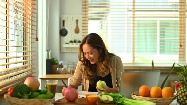 Encantadora Dietista Femenina Nutricionista Sentada Escritorio Con Frutas Verduras Trabajando — Vídeo de stock
