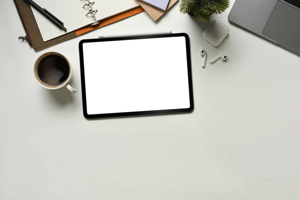 Tablet Digital Notebook Mesa Escritório Branco Laptop Outros Materiais Escritório — Fotografia de Stock
