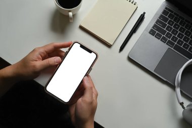 İş yerinde el koyma ve cep telefonu kullanmanın genel görünümü. Reklam metni için boş ekran.