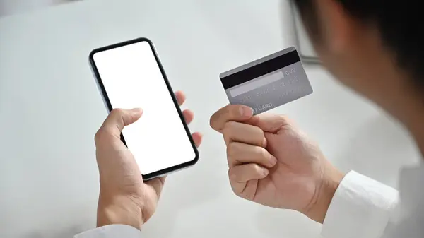 裁剪人持信用卡 使用智能手机 网上交易或网上购物的人像 — 图库照片
