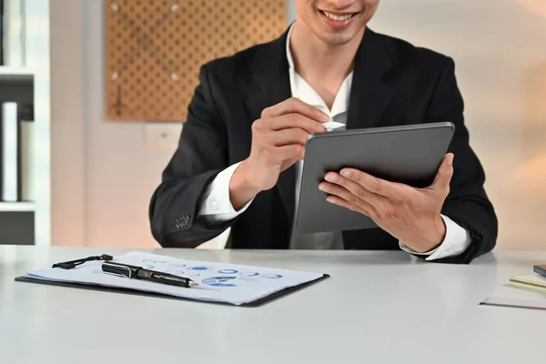 Męski Menedżer Marketingu Siedzi Nowoczesnym Biurze Używa Tabletu Cyfrowego Koncepcja — Zdjęcie stockowe