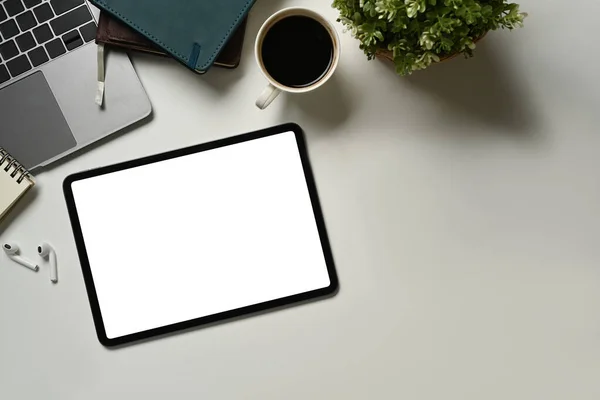 Boş Ekranlı Dijital Tablet Kahve Fincanı Dizüstü Bilgisayar Beyaz Çalışma — Stok fotoğraf