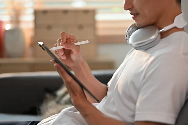 스타일러스 펜으로 디지털 태블릿 화면에 평상복을 남자의 의사소통 — 스톡 사진