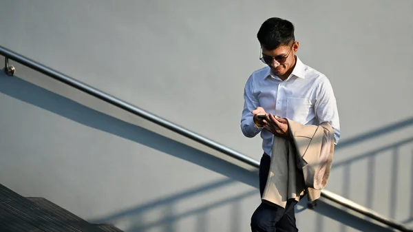 Uomo Affari Millenario Che Utilizza Smartphone Mentre Seduto Fuori Dall — Foto Stock