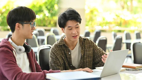 Estudiantes Universitarios Colaborando Proyecto Campus Concepto Educación Aprendizaje Tecnología — Foto de Stock