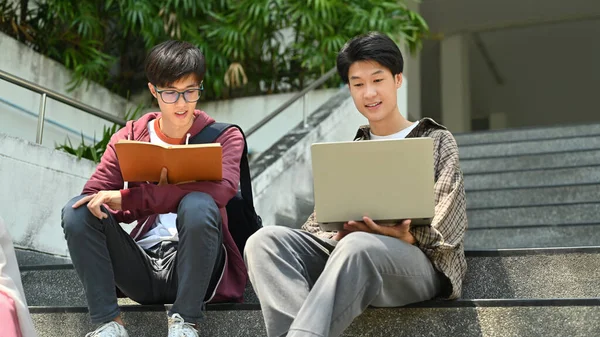Estudantes Universitários Sentados Nas Escadas Conversando Uns Com Outros Depois — Fotografia de Stock