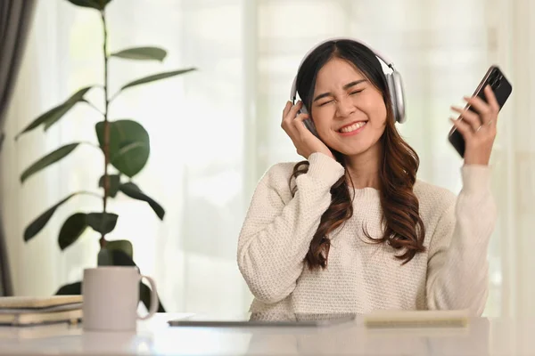Radosna Azjatycka Kobieta Słuchająca Muzyki Bezprzewodowych Słuchawkach Ciesząca Się Ulubioną — Zdjęcie stockowe
