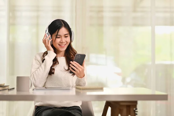 Vrolijke Aziatische Vrouw Luisteren Naar Muziek Draadloze Hoofdtelefoon Het Gebruik — Stockfoto