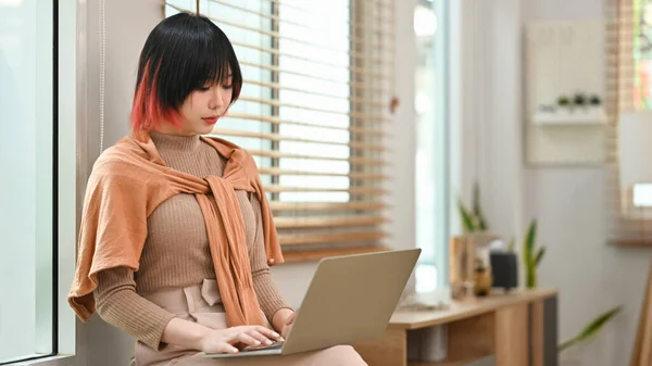 Mulher Elegante Jovem Usando Laptop Casa Escritório Freelance Ocupação Criativa — Fotografia de Stock