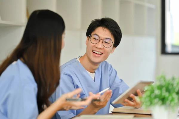 Веселі Азіатські Лікарі Чоловіки Діляться Інформацією Обговорюють Лабораторний Тест Колегою — стокове фото