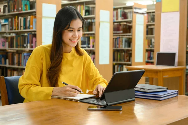 Nternetteki Derslere Katılan Mutlu Asyalı Öğrenci Kütüphanede Dijital Tabletle Ders — Stok fotoğraf