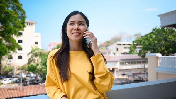 Wanita Muda Yang Bergaya Berbicara Dengan Teman Teman Telepon Genggam — Stok Foto