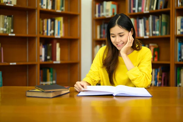 魅力的な若い女性の図書館での試験の準備本を読んでの肖像画 教育の概念 — ストック写真