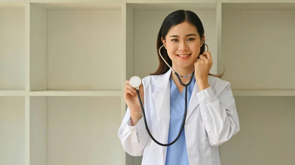 女医生头戴白色外套 手持听诊器 看着相机的肖像 保健和医疗概念 — 图库照片