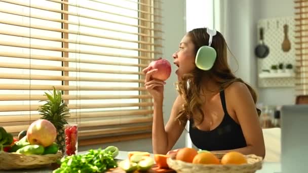 Belle Sportive Écoutant Musique Dans Casque Mangeant Des Pommes Après — Video