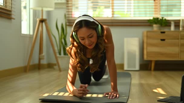 Stark Fitness Kvinna Tittar Online Tutorial Laptop Och Gör Planka — Stockvideo