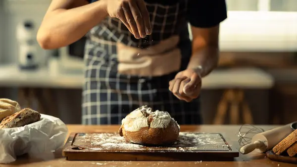 위에서 밀가루를 앞치마를 주방에서 만드는 제빵사 — 스톡 사진