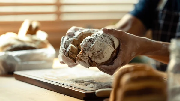 Крупним Планом Вид Чоловіка Руки Ламають Свіжий Хліб Сидячи Столом — стокове фото