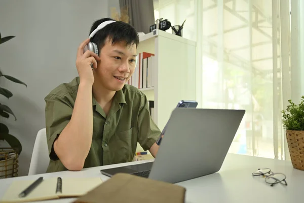 Mosolygó Ázsiai Férfi Diák Nézi Laptop Képernyőn Nézi Tutorial Előadás — Stock Fotó