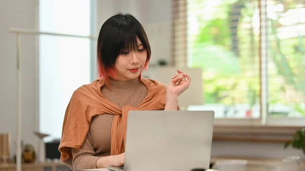 Affascinante Giovane Donna Asiatica Abiti Eleganti Che Lavorano Sul Computer — Foto Stock