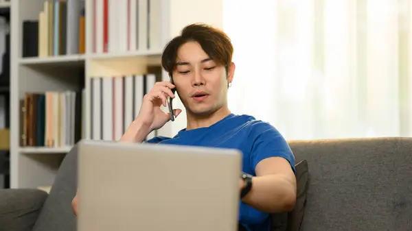 Stilig Man Som Har Telefon Konversation Använda Laptop Medan Sitter — Stockfoto