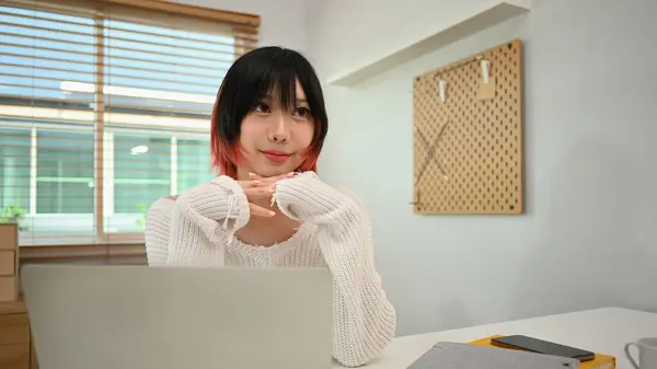 Ελκυστική Νεαρή Γυναίκα Που Χρησιμοποιεί Φορητό Υπολογιστή Στο Γραφείο Στο — Φωτογραφία Αρχείου
