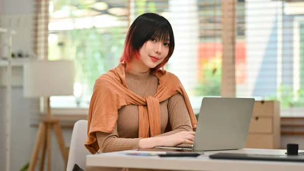 Mulher Bonita Elegante Usando Laptop Escritório Casa Moderna Freelance Ocupação — Fotografia de Stock