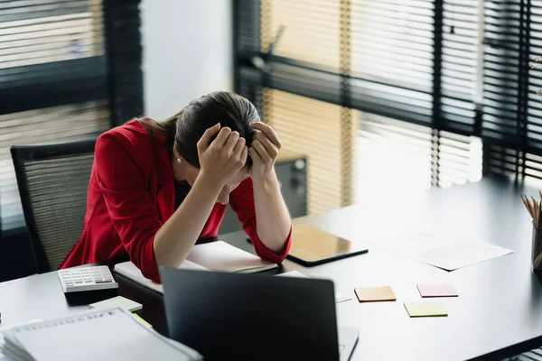 Frustrierte Geschäftsfrau Hält Den Kopf Ist Müde Von Der Arbeit — Stockfoto