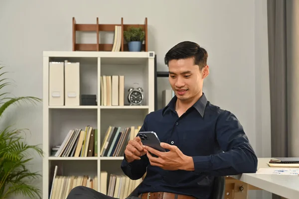 Millennial Ασιάτης Επιχειρηματίας Κάθεται Στο Γραφείο Εργασίας Και Χρήση Smartphone — Φωτογραφία Αρχείου