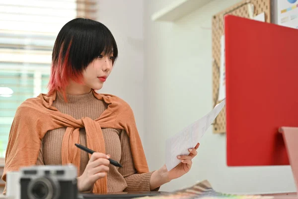 Jovem Mulher Asiática Roupas Moda Trabalhando Com Novo Projeto Inicialização — Fotografia de Stock