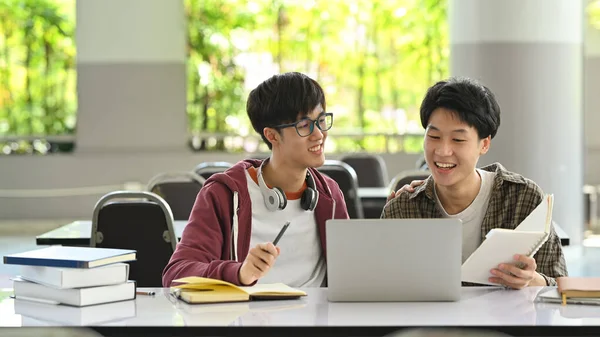 Dois Estudantes Asiáticos Trabalhando Juntos Preparando Apresentação Laptop Conceito Educação — Fotografia de Stock