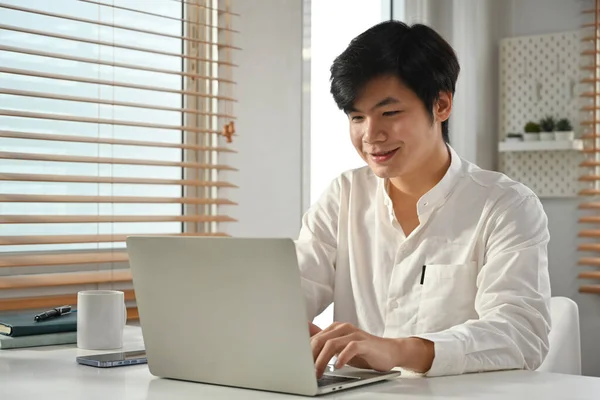 亚洲男性企业家坐在现代办公室和使用笔记本电脑的形象 商业技术概念 — 图库照片