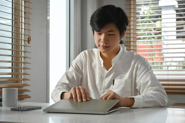 Fénykép Ázsiai Férfi Szabadúszó Megnyitó Laptop Számítógép Dolgozik Projekt Otthon — Stock Fotó