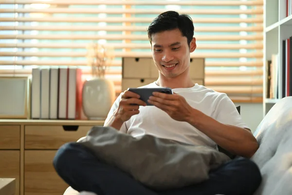 Relaxado Asiático Homem Casual Usa Assistindo Vídeo Jogar Jogo Telefone — Fotografia de Stock