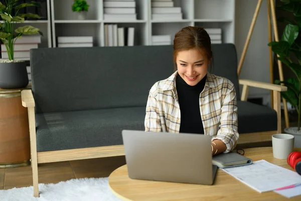 Uśmiechnięta Młoda Kobieta Dokonująca Płatności Online Sprawdzająca Dane Finansowe Laptopie — Zdjęcie stockowe