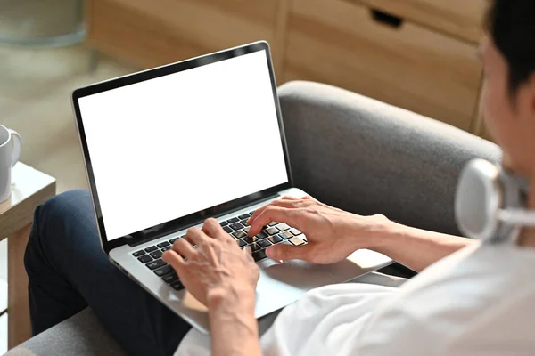 Człowiek Relaksujący Się Kanapie Pracujący Zdalnie Surfujący Internecie Laptopie Pusty — Zdjęcie stockowe