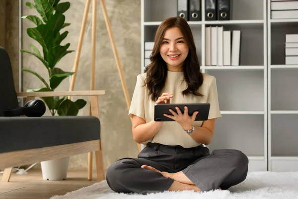 Comprimento Total Mulher Feliz Millennial Usando Tablet Digital Sala Estar — Fotografia de Stock