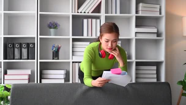 百万人の女性会計士が財務報告書を読んで失望を表明した — ストック動画